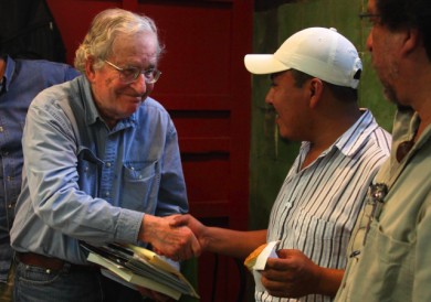 Encuentro de Jorge Albino, vocero del Municipio Autónomo de San Juan Copala, con el lingüista y activista Noam Chomsky. México. Septiembre de 2010