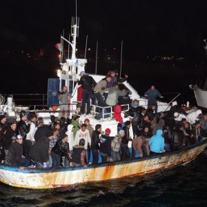 Barcaza con migrantes