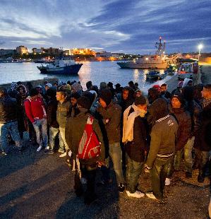 Inmigrantes desmebarcados en Lampedusa