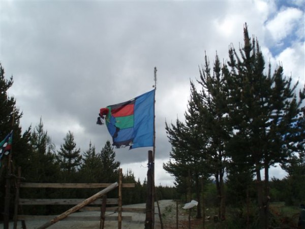 Bandera en la Comunidad Mapuche en resistencia Las Huaytecas