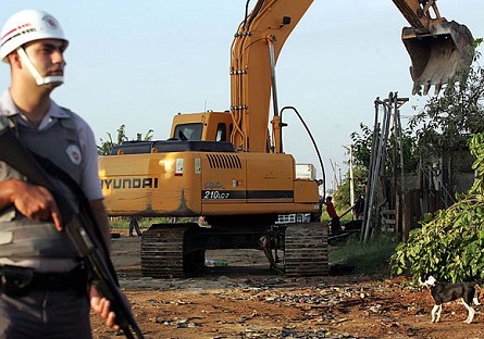 Pinheirinho: tractor derrumba casas