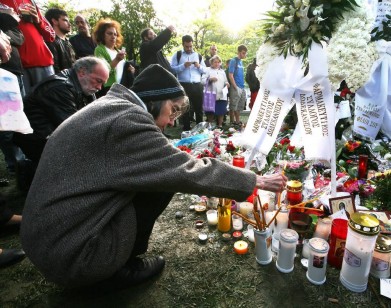 Altar de cartas y flores en el sitio donde se suicidió Dimitris Christulas. Fotos: Ethnos