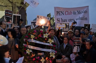 Protesta de periodistas en el Ãngel de la Independencia ante los asesinatos y agresiones contra la prensa en México. 5 de mayo de 2012. Foto: Prometeo Lucero