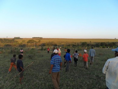 Território Arroio Kora no dia 11 08 2012 às 17 h os membros guarani e kaiowá observam os cartuchos deflagrados contra a vida deles