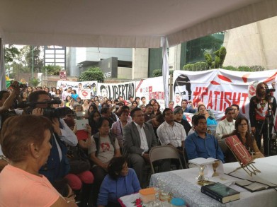 Organizaciones de derechos humanos, comunidades eclesiales de base, estudiantes del ‪#‎soy132‬, organizaciones sociales y público en general en la misa por Patishtán al sur de la ciudad de México.