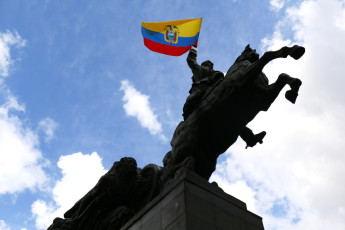 Monumento a José de Sucre, con bandera ecuatoriana. Ciudad de Quito.