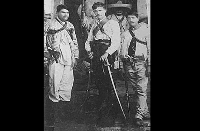 De izquierda a derecha: Crispín Galeana, Juan Andrew Almazán y Rafael Mendoza, revolucionarios maderistas; Tlapa, Gro., 1911. (Foto: Archivo Histórico de la Defensa Nacional)