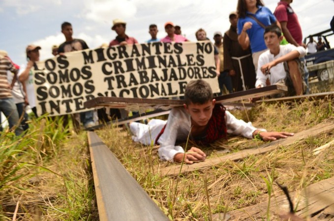 http://desinformemonos.org/wp-content/uploads/2013/04/caida-viacrucis-migrante-679x450.jpg