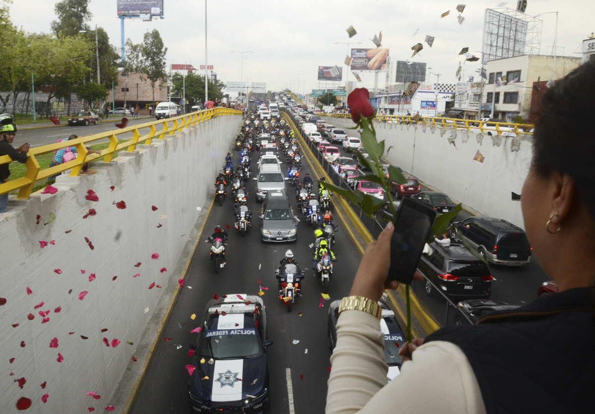 CIUDAD DE MÉXICO, 05SEPTIEMBRE2016.- Los capitalinos salieron a recibir las cenizas del cantante Juan Gabriel durante su traslado del Aeropuerto Internacional de la Ciudad de México, los admiradores del 