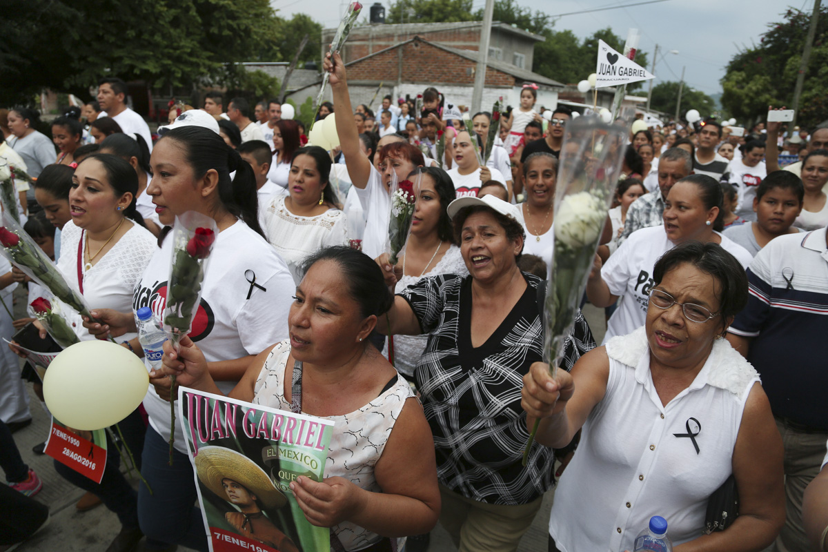 PARÁCUARO, MICHOACÁN, 29AGOST02016.- Cientos de personas se reunieron frente al monumento ubicado en la plaza principal para realizar un marcha en homenaje a Juan Gabriel (Alberto Aguilera). FOTO: ALAN ORTEGA /CUARTOSCURO.COM