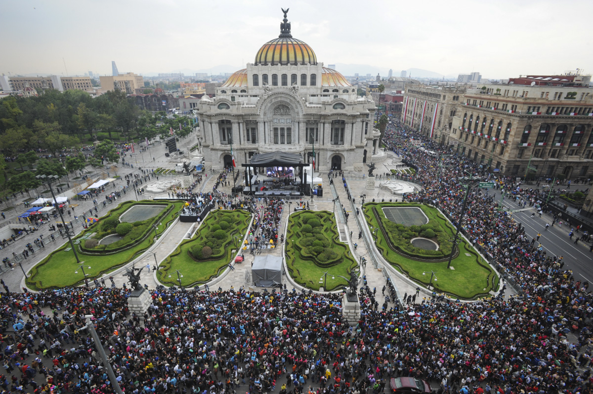 CIUDAD DE MÉXICO, 05SEPTIEMBRE2016.- Las cenizas de Juan Gabriel llegaron en un carroza al Palacio de Bellas Artes, en donde el 