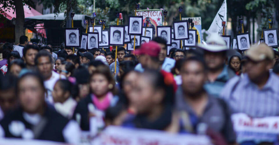 MÉXICO, D.F., 26DICIEMBRE2015.- Familiares de los 43 normalistas desaparecidos de Ayotzinapa, realizaron una precesión de la Catedral a la Basilica de Guadalupe en exigencia de la aparición con vida de los jóvenes estudiantes al cumplirse 15 meses del ataque en Iguala, Guerrero.
FOTO: ADOLFO /CUARTOSCURO.COM