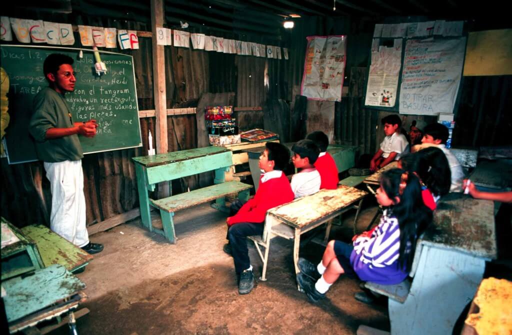D/27/CHALCO,EDOMEXJUL1999.- Escuela primaria Nezahualc—yotl en Av. Solidaridad. Foto: Rodolfo Valtierra/Cuartoscuro