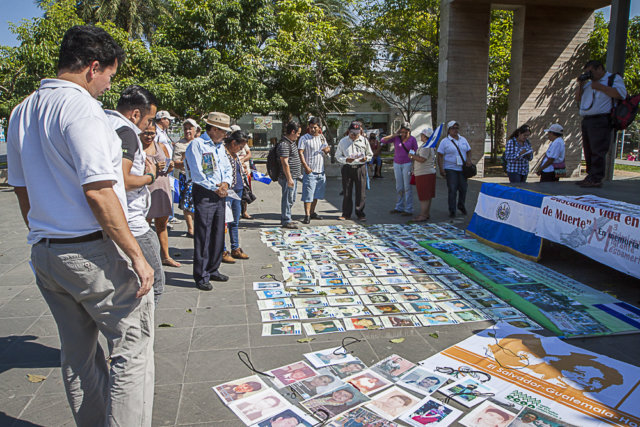 En la imagen: Exhibición de fotografias de migrantes centroamericanos desaparecidos en México en la plaza de Las Armas en Villahermosa, Tabasco. foto: Victor Galindo