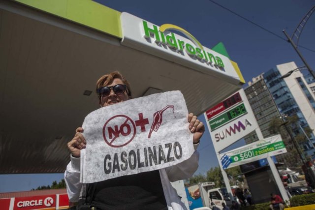 Un grupo de personas bloquearon los accesos a una gasolineria propiedad de la empresa Hidrosina ubicada en la esquina de Av. de los Insurgentes y Paseo de la Reforma en protesta por el aumento al precio de la gasolina en el pais. 2 DE ENERO DE 2017, CIUDAD DE MEXICO FOTO: OCTAVIO GOMEZ