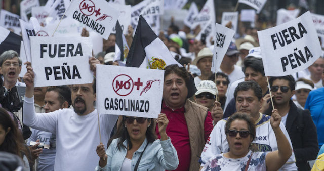CIUDAD DE MÉXICO, 01ENERO2017.- Decenas de ciudadanos, que se dijeron apartidistas, marcharon sobre Paseo de la Reforma en rechazo al aumento que sufrió la gasolina a partir de el primer minuto de este año. Con el 