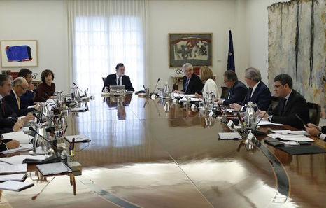 Spanish Prime Minister Mariano Rajoy presides a crisis cabinet meeting at the Moncloa Palace on October 21, 2017 in Madrid. Spain's government kicked off a crisis cabinet meeting as it prepares to seize powers from Catalonia's separatist government in a bid to stop the northeastern region's independence drive. / AFP PHOTO / POOL / Juan Carlos Hidalgo