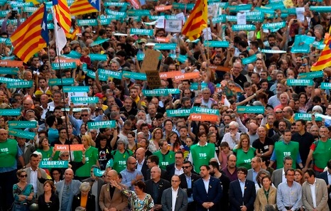 ?Catalan regional president Carles Puigdemon (4R) and Catalan regional vice-president and chief of Economy and Finance Oriol Junqueras (5R) attend a demonstration on October 21, 2017 in Barcelona, to support two leaders of Catalan separatist groups, Jordi Sanchez and Jordi Cuixart, who have been detained pending an investigation into sedition charges. Spain announced that it will move to dismiss Catalonia's separatist government and call fresh elections in the semi-autonomous region in a bid to stop its leaders from declaring independence. / AFP PHOTO / LLUIS GENE