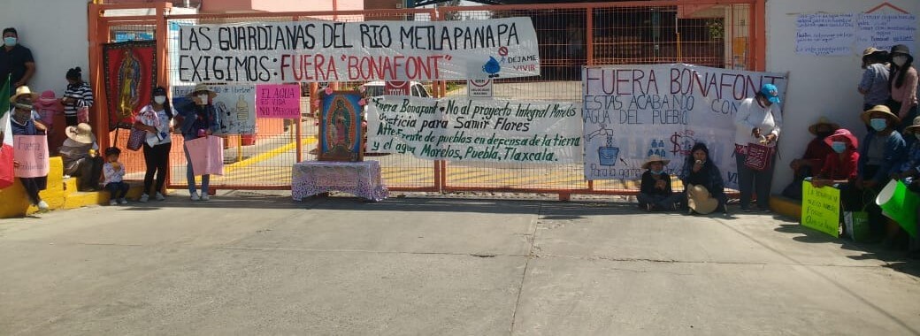 Exigen cierre de Bonafont en Puebla por robo de agua
